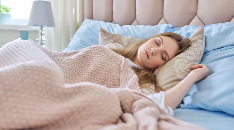 sleeping young woman healthy daytime sleep on pi 2022 01 14 00 09 25 utc 800x445 - Schlafhygiene: Was Du gegen Einschlafstörungen tun kannst