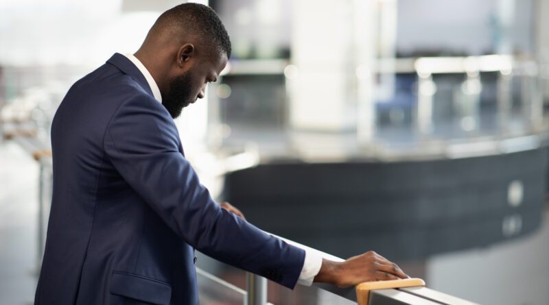 stressed african american entrepreneur standing by 2022 01 05 02 46 18 utc 800x445 - Achtsamkeitstraining zum Stressabbau: Wie funktioniert MBSR?