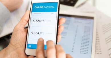 Hände von Geschäftsleuten halten Smartphone beim Scrollen durch Online-Banking-Konto nach Arbeitsplatz