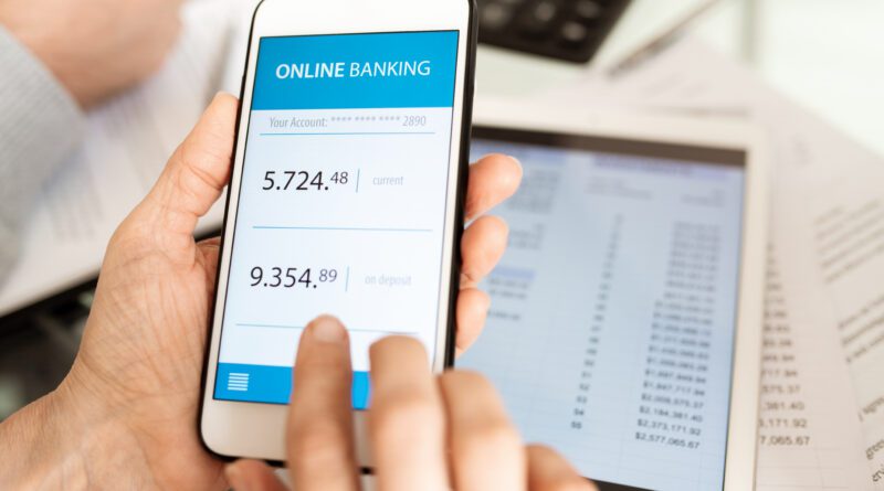 Hände von Geschäftsleuten halten Smartphone beim Scrollen durch Online-Banking-Konto nach Arbeitsplatz