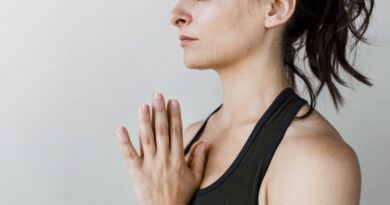 Sportliche Frau in Anjali Mudra Pose