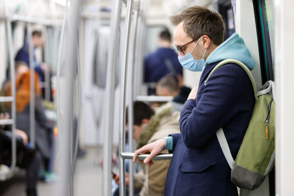 Kranker Mann Traegt Gesichtsschutz Maske im U Bahn Zug 1024x683 - Auswirkungen von Corona auf die mentale Gesundheit