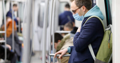 Kranker Mann Traegt Gesichtsschutz Maske im U Bahn Zug 390x205 - Auswirkungen von Corona auf die mentale Gesundheit