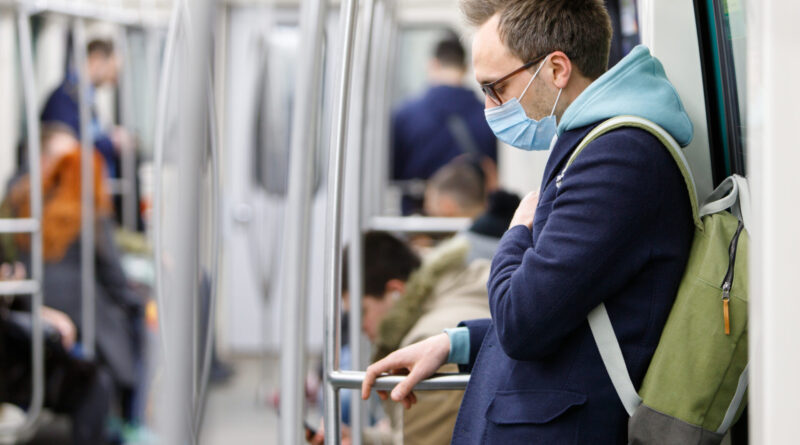 Kranker Mann Traegt Gesichtsschutz Maske im U Bahn Zug 800x445 - Auswirkungen von Corona auf die mentale Gesundheit